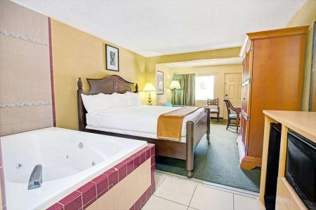 TraveSuites by Wyndham East Gate Orange - 4
