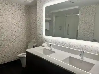 Holiday Inn Airport East, An Ihg - 9