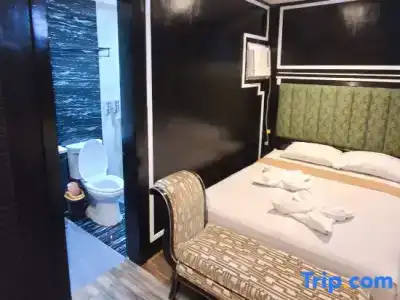 The Emerald & Executive - 60
