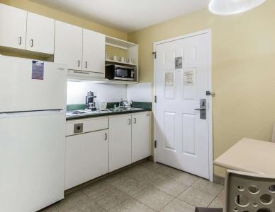 Suburban Studios Cape Coral - 11