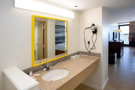 Super 8 by Wyndham Virginia Beach Oceanfront - 34
