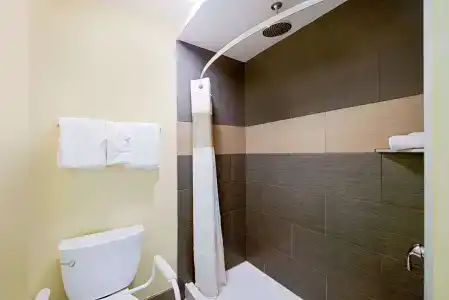 Ramada by Wyndham East - 9