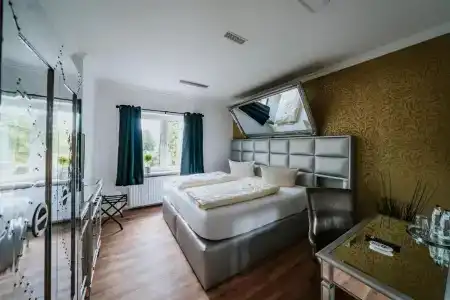 Robrooks Garni - 25