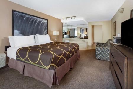 Super 8 by Wyndham by the Falls - 3
