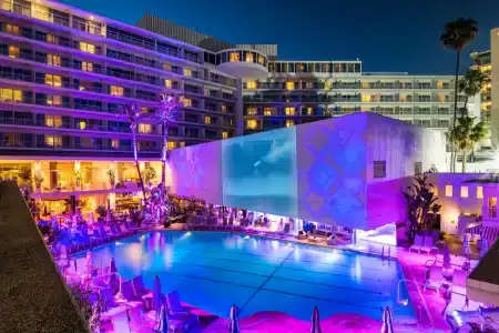 The Beverly Hilton - 19