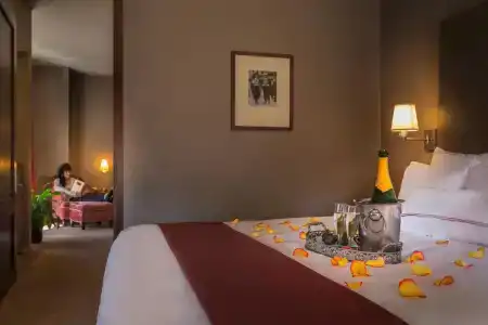 Giraffe by Library Hotel Collection - 4
