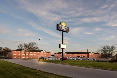 Days Inn & Suites by Wyndham Airport - 12