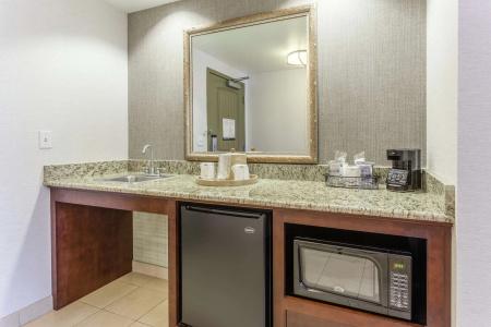 Hampton Inn and Suites Downtown - 28