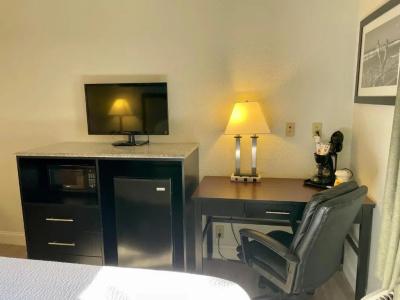 Days Inn & Suites by Wyndham - 48