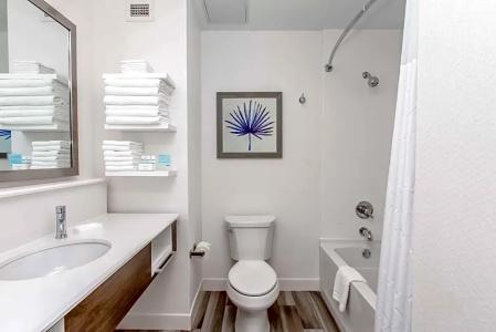Hampton Inn & Suites Beach-Beachfront - 63