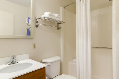 HomeTowne Studios by Red Roof Denver - Glendale/ Cherry Creek - 8