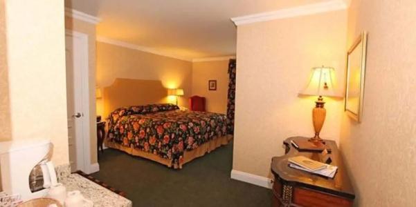 Red Coach Inn - 77