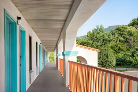 Howard Johnson by Wyndham Lookout Mountain - 12