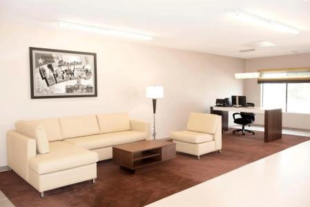 Super 8 by Wyndham Stanton - 3