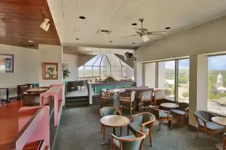 Ramada by Wyndham Downtown & Conference Center - 9