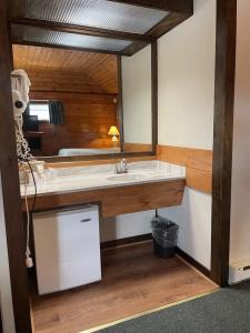 Lake Crest Inn - 9