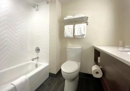 Elk Lake Inn & Suites - 88