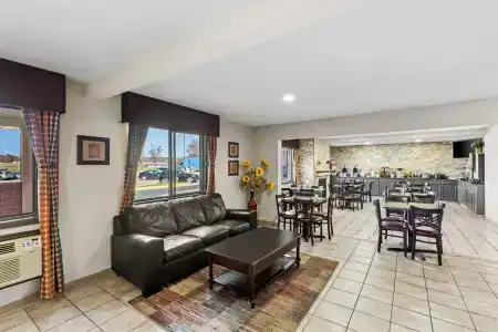 Days Inn & Suites by Wyndham Airport - 14