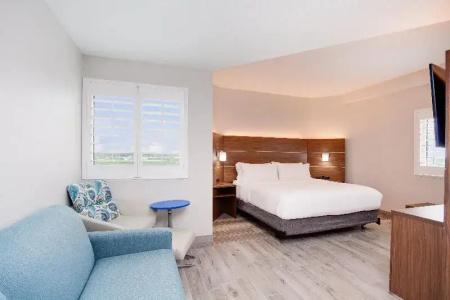 Holiday Inn Express & Suites Beach Beachfront by IHG - 68
