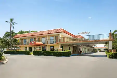 Days Inn by Wyndham/Central - 22