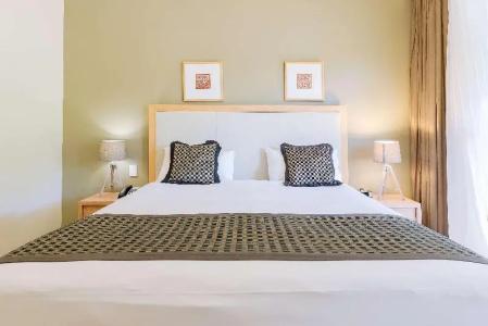 Rydges - 52