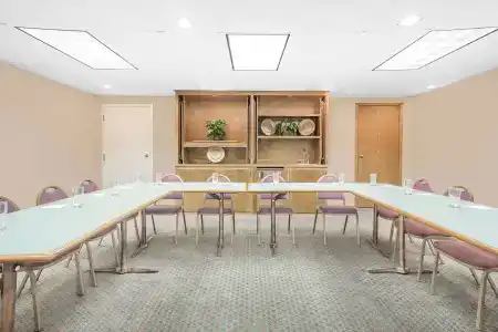 Hawthorn Suites - 9