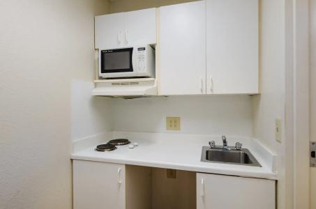 Hometowne Studios by Red Roof - University Pkwy - 14