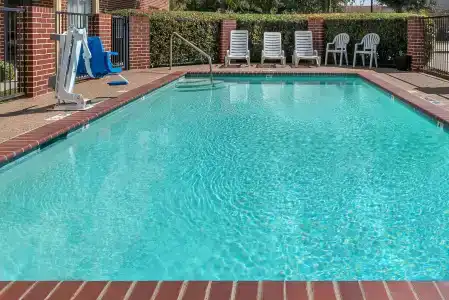 Days Inn & Suites by Wyndham Dallas - 10