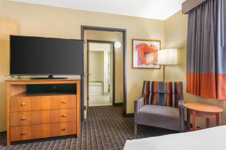 Best Western Plus Thunderbird Suites - 106