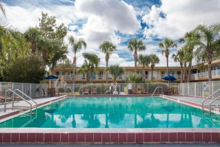 Days Inn by Wyndham Speedway - 11