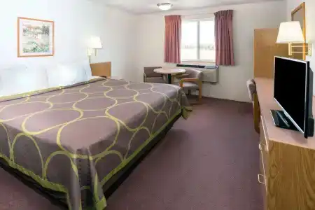 Super 8 by Wyndham - 4