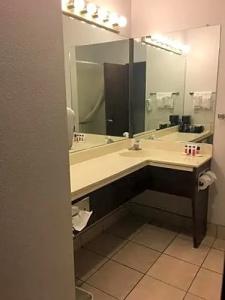 Ramada by Wyndham Portland Airport - 50