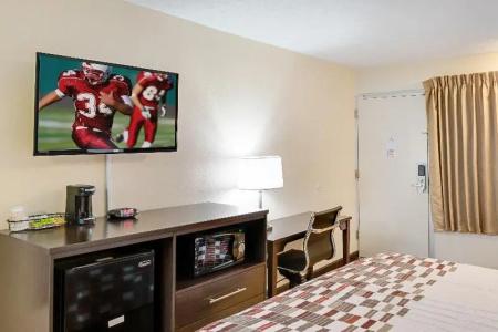 Red Roof Inn Indianapolis East - 24