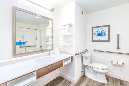 Hampton Inn & Suites Beach-Beachfront - 116