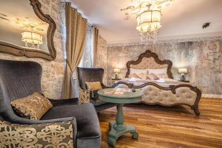 Plaza Marchi Old Town - Mag Quaint & Elegant Boutiques - 120