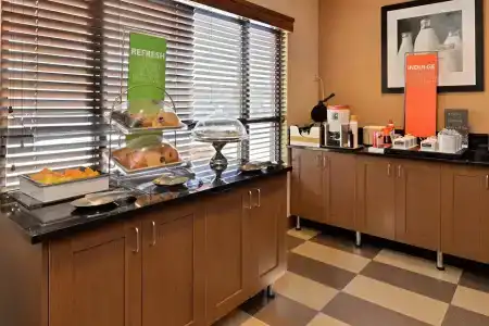 Hampton Inn Portland East - 11