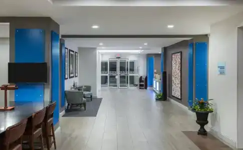 Holiday Inn Express & Suites i-95 & i-20 Civic Ctr, An Ihg - 10