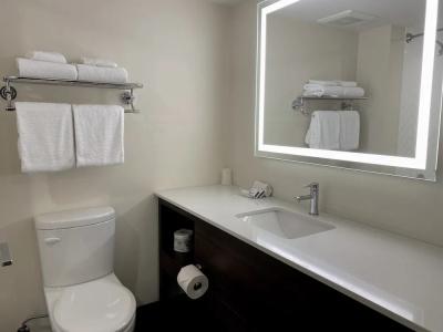 Elk Lake Inn & Suites - 36