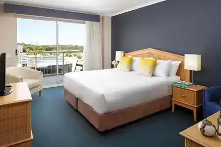 Rydges - 73