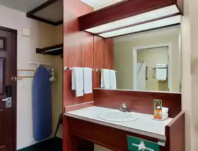 Rogue Regency Inn & Suites - 34