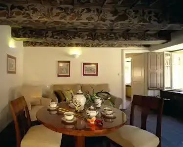 Iron Gate & Suites - 3