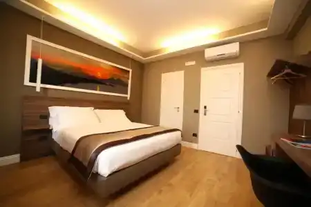 7th Floor Suite - 104