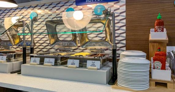 Holiday Inn Express & Suites Beach Beachfront by IHG - 14