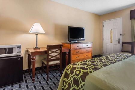 Rodeway Inn - 4
