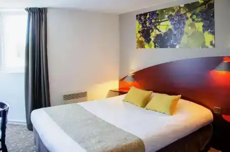 Contact Hôtel Le Provençal Bordeaux Lac avec Bornes électriques - 24