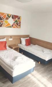 Sunny Straubing - 35