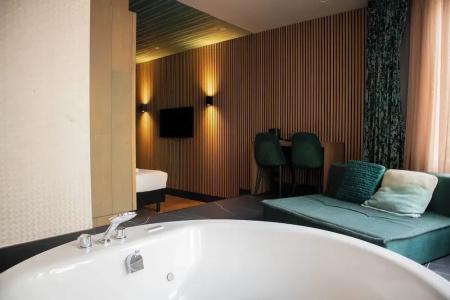 Manzo's Suites - 98