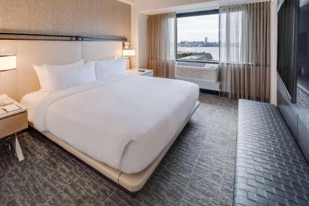DoubleTree by Hilton & Suites - 32