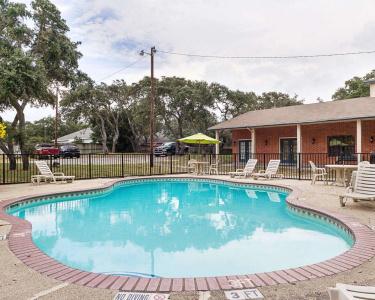 Econo Inn & Suites - 18