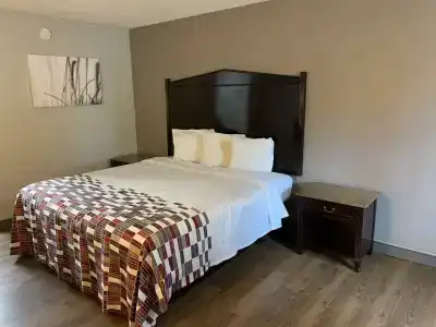Red Roof Inn - 3